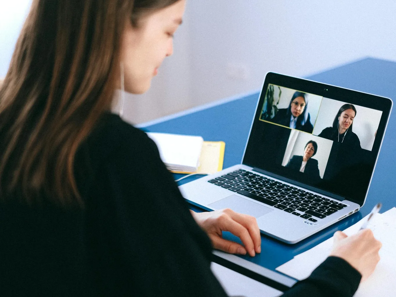 Aluno celebrando progresso no aprendizado