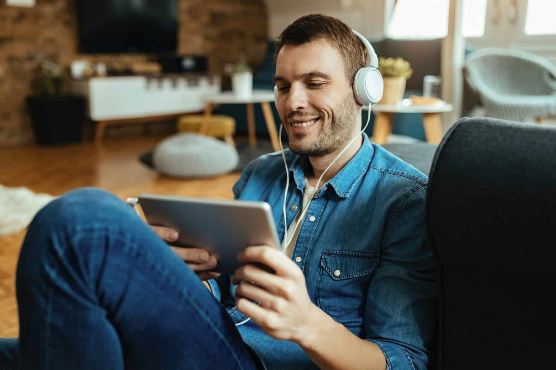 Textos em inglês intermediário: 7 textos com áudio e tradução